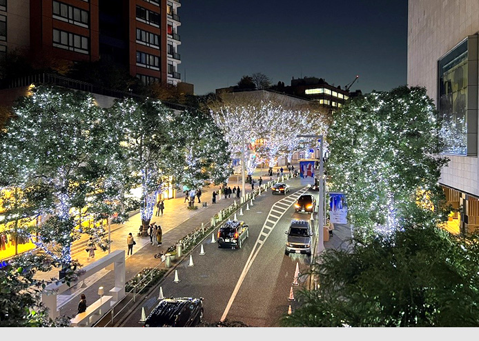 Die Gassen und Straßen der Roppongi Hills in Tokio erstrahlen im Licht, das viele Pärchen für romantische Spaziergänge anlockt.