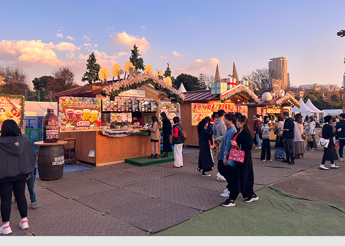 Der Weihnachtsmarkt in Tokio lockt sowohl Einheimische als auch Touristen an, um Kulinarik aus aller Welt zu probieren.