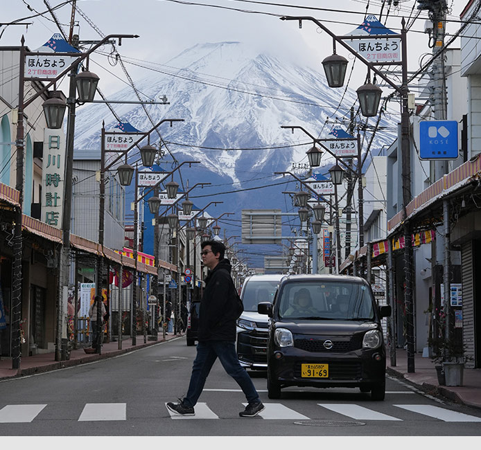 Yasu vor dem Fujiberg in Japan